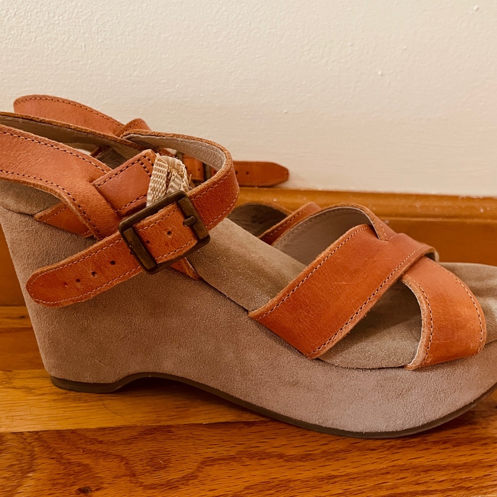 Natural Comfort Tan Women's Wedge Sandals

Brand- Natural Comfort